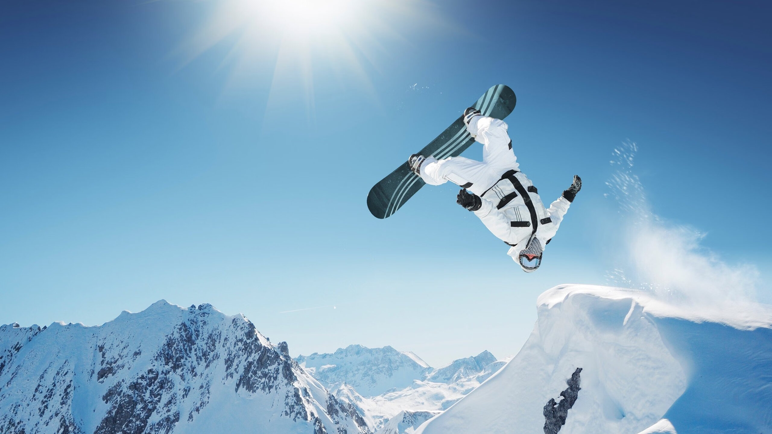 国际帆船赛激战正酣 顶尖选手逐浪争锋