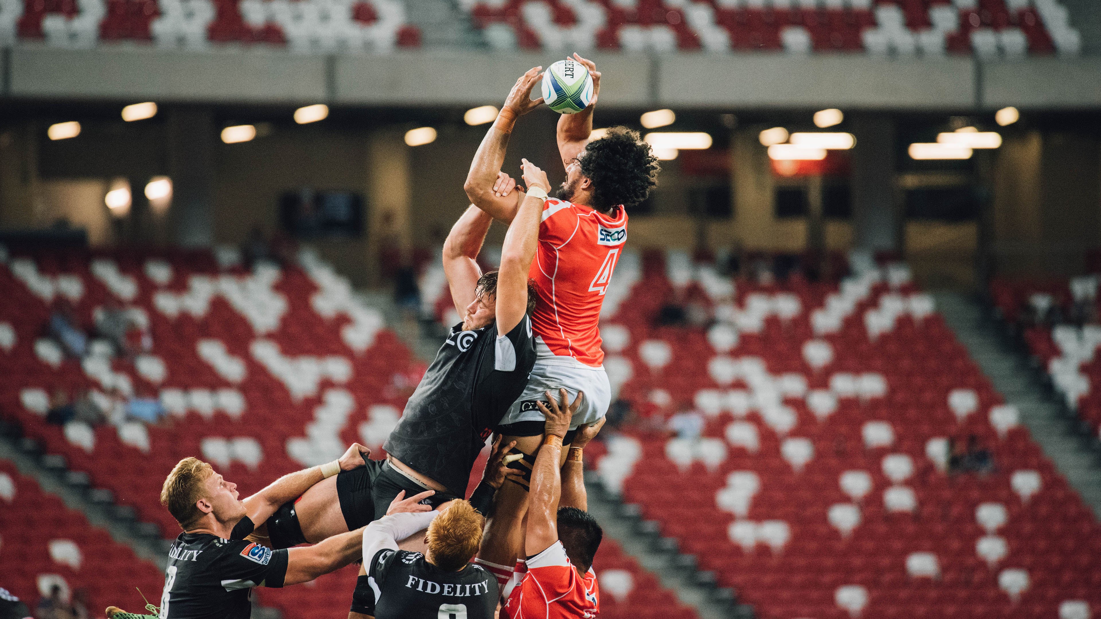 国际帆船赛激战正酣 顶尖选手逐浪争锋