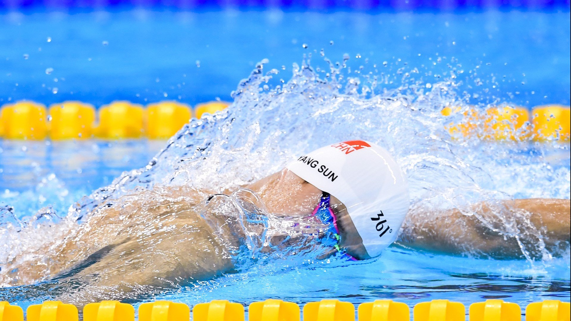 梅西第八次捧起金球奖 阿根廷巨星再创足坛历史